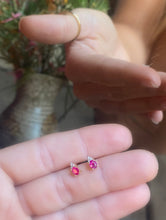 Load image into Gallery viewer, Fleur earrings