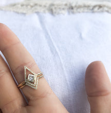 Load image into Gallery viewer, The Thea Diamond Band